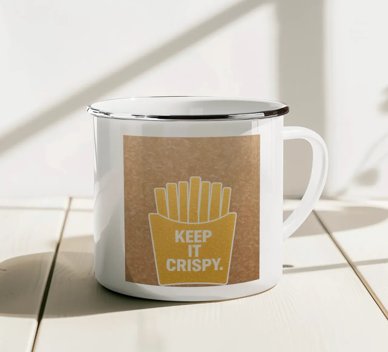Patatine fritte dorate con "KEEP IT CRISPY tazza in smalto da DesignDoodle