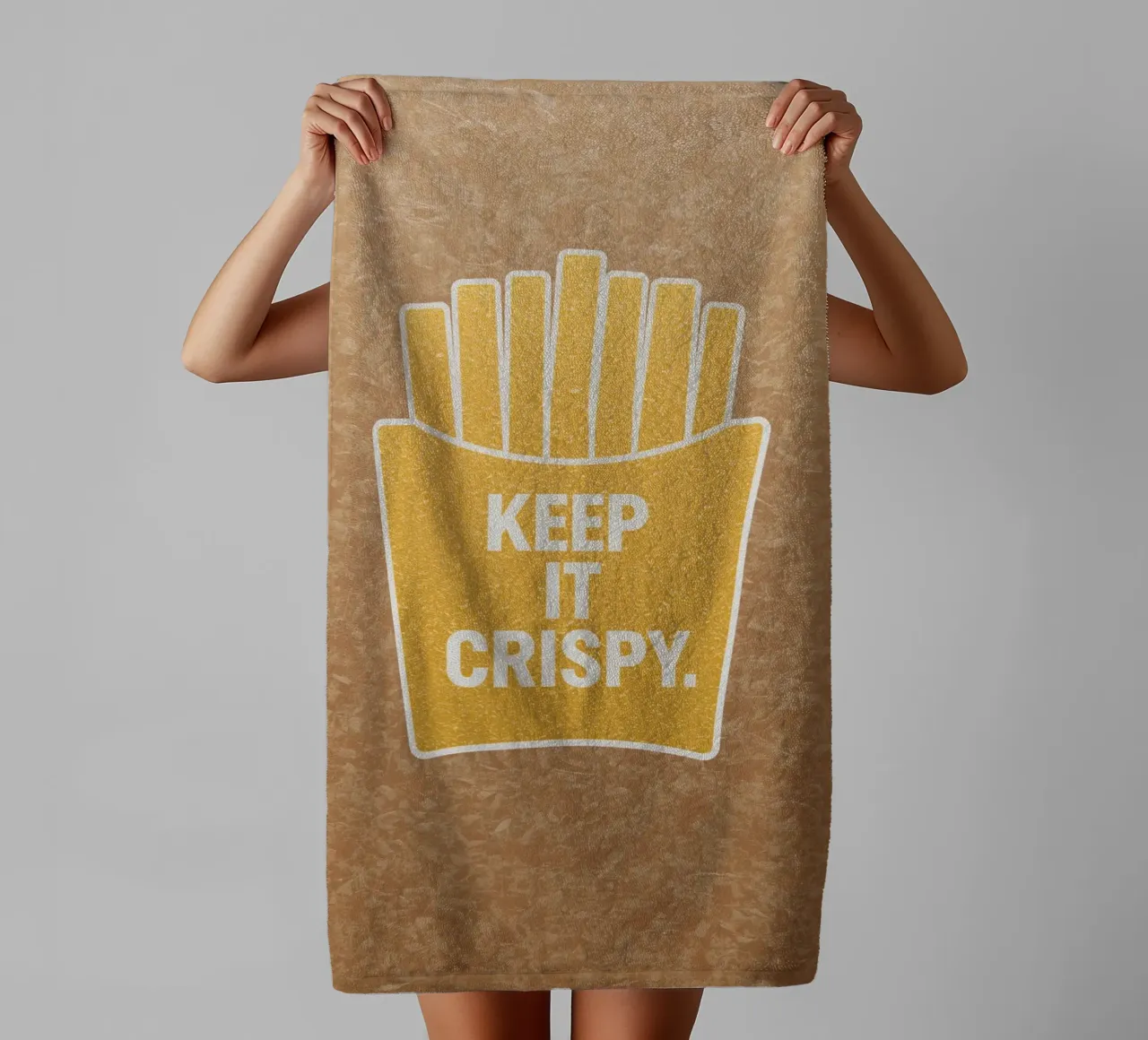 Patatine fritte dorate con "KEEP IT CRISPY asciugamano da bagno da DesignDoodle