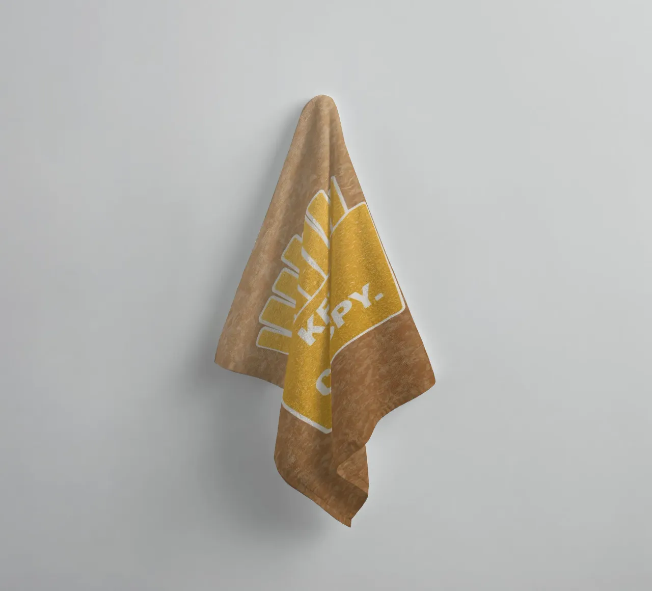 Patatine fritte dorate con "KEEP IT CRISPY asciugamano da bagno da DesignDoodle