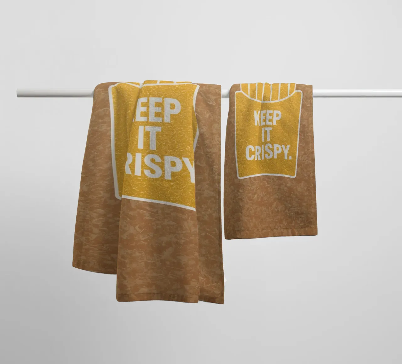 Patatine fritte dorate con "KEEP IT CRISPY asciugamano da bagno da DesignDoodle