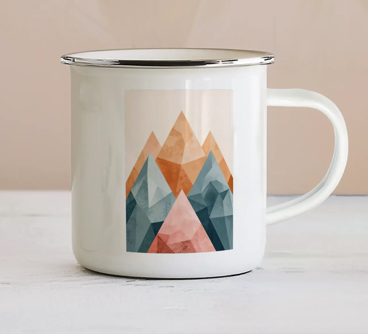 Paesaggio geometrico di montagna con sfaccettature strutturate tazza in smalto da DesignDoodle