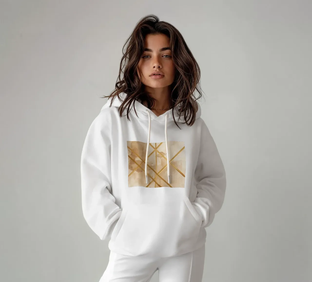 Gold Geometric Pattern on Textured Brown Background felpa con cappuccio da DesignDoodle