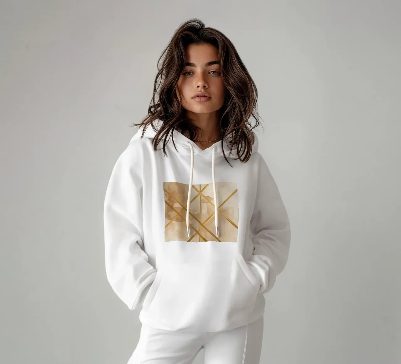 Gold Geometric Pattern on Textured Brown Background felpa con cappuccio da DesignDoodle