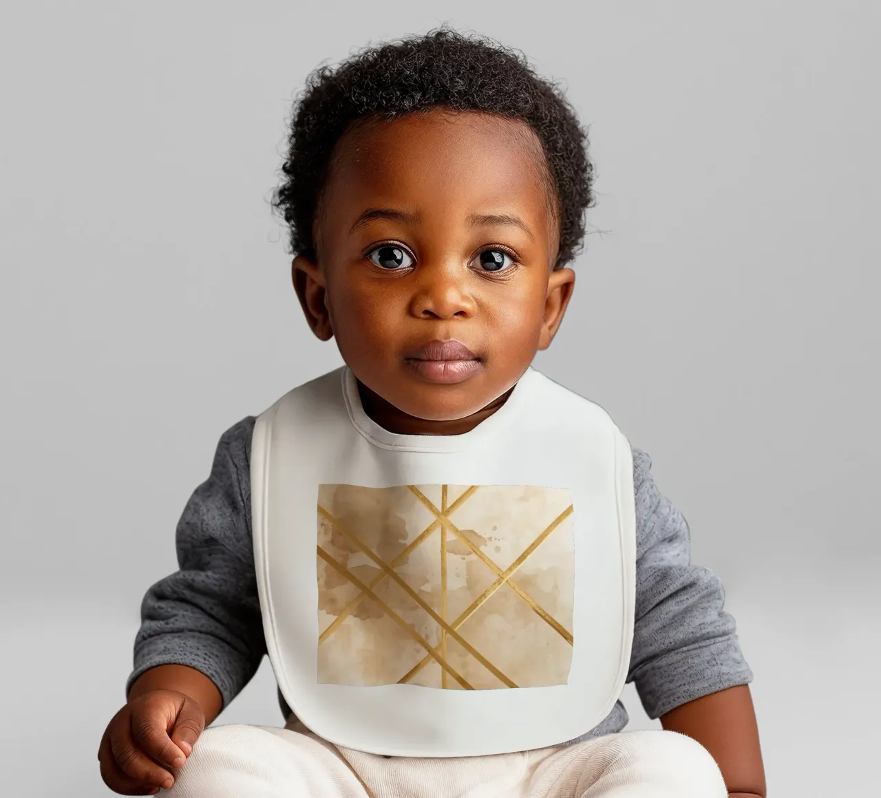 Gold Geometric Pattern on Textured Brown Background bavaglino da DesignDoodle