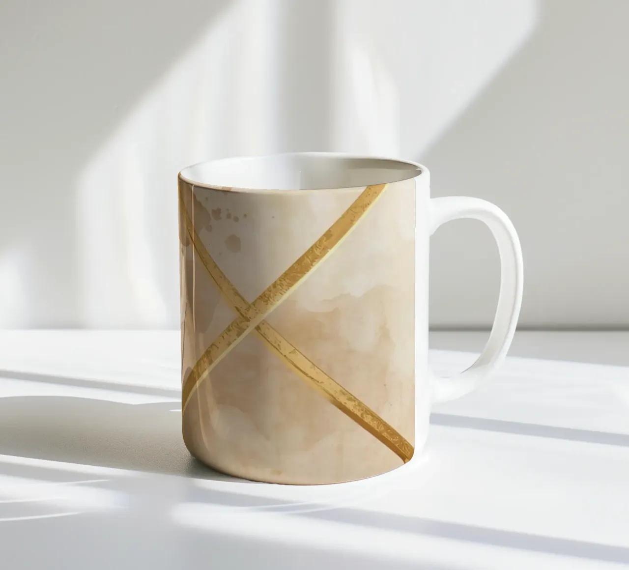 Gold Geometric Pattern on Textured Brown Background tazza in ceramica da DesignDoodle
