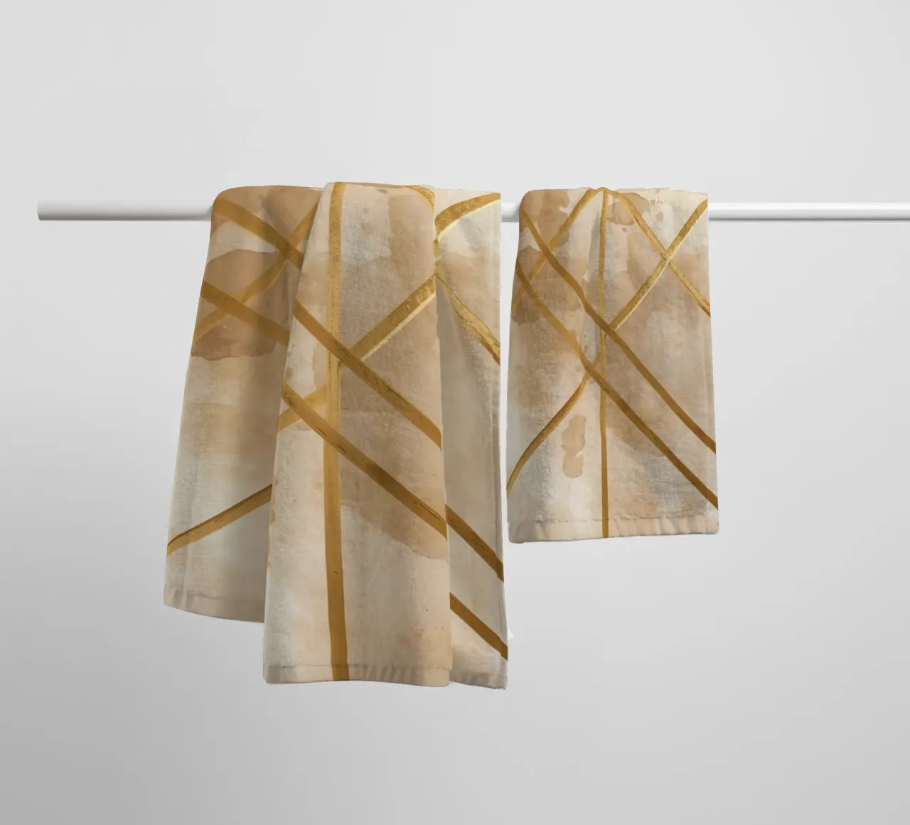 Gold Geometric Pattern on Textured Brown Background asciugamano da bagno da DesignDoodle