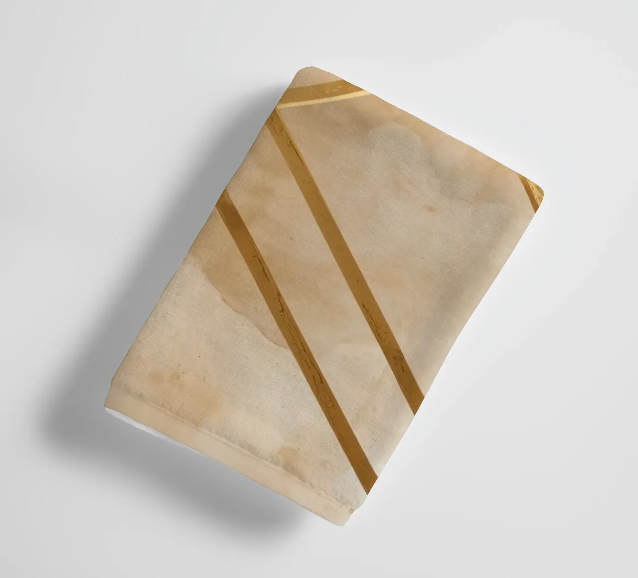 Gold Geometric Pattern on Textured Brown Background asciugamano da bagno da DesignDoodle