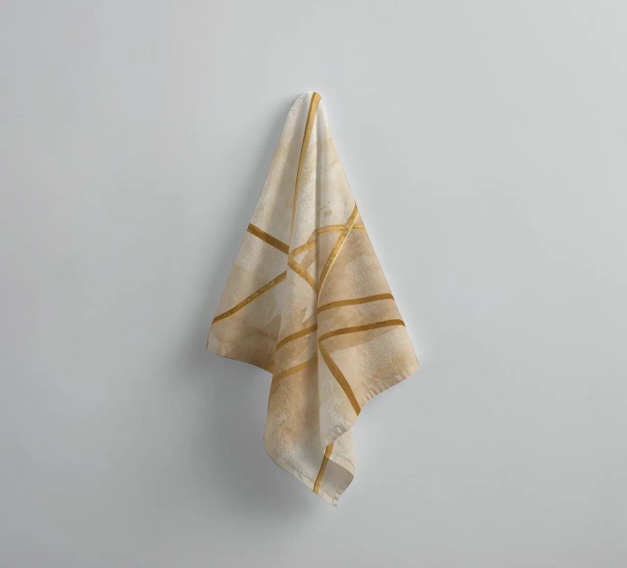 Gold Geometric Pattern on Textured Brown Background asciugamano da bagno da DesignDoodle