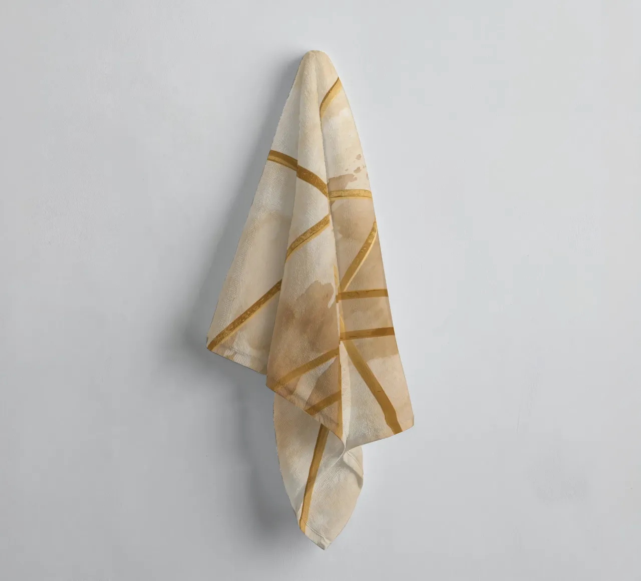 Gold Geometric Pattern on Textured Brown Background asciugamano da bagno da DesignDoodle