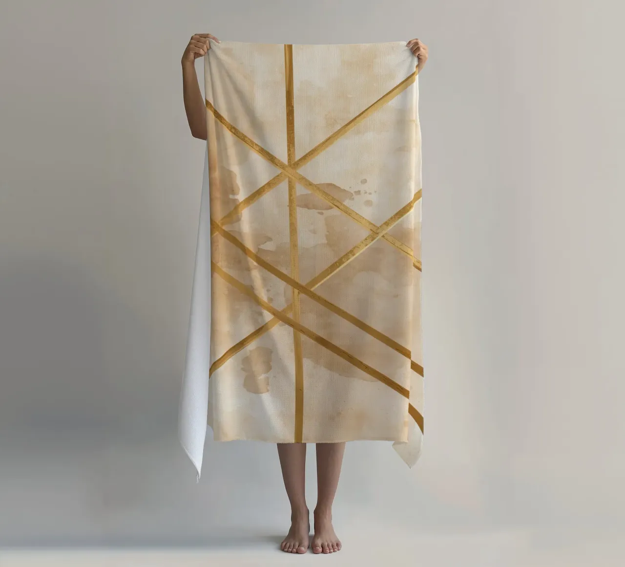 Gold Geometric Pattern on Textured Brown Background telo mare da DesignDoodle