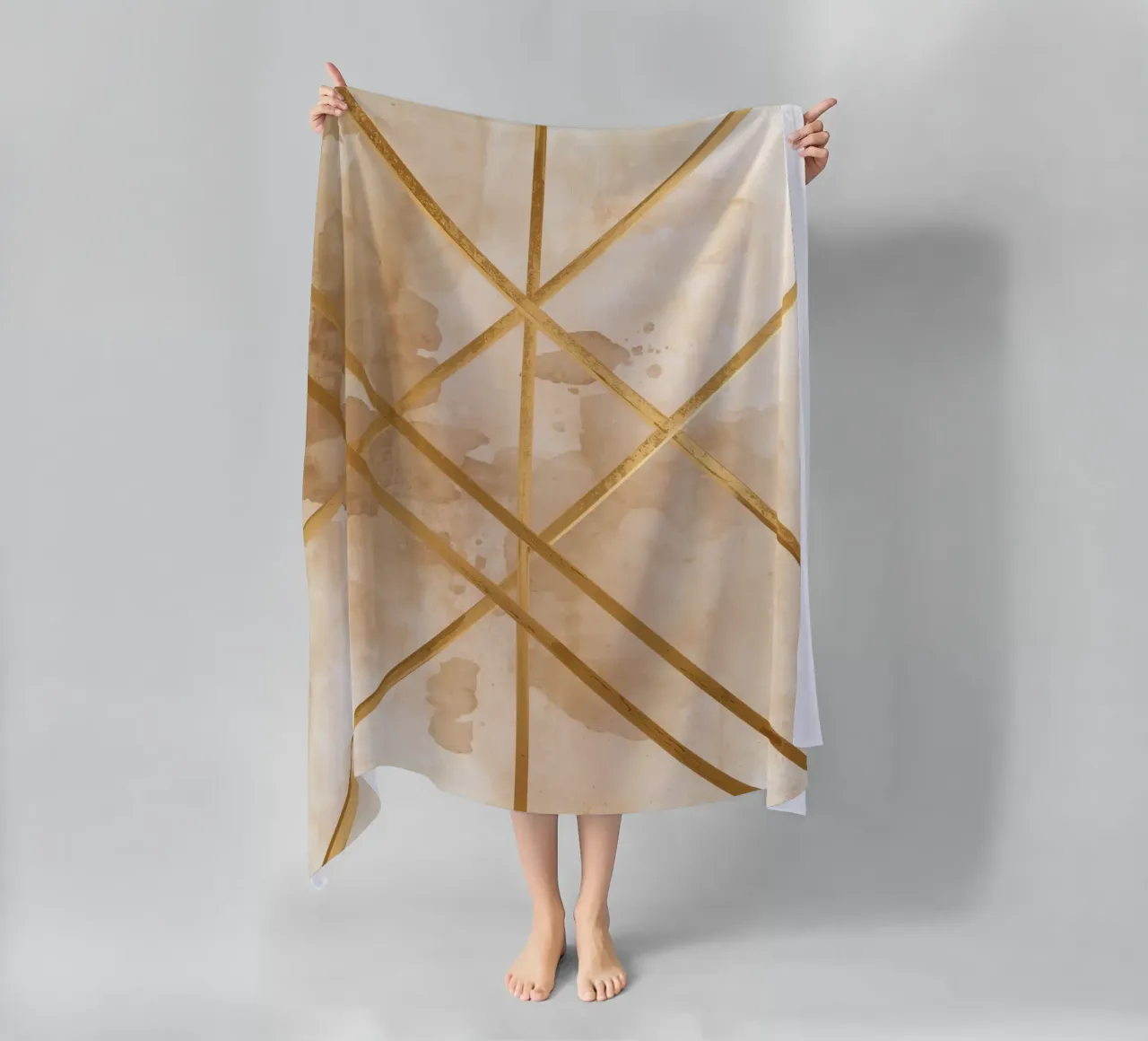 Gold Geometric Pattern on Textured Brown Background telo mare da DesignDoodle