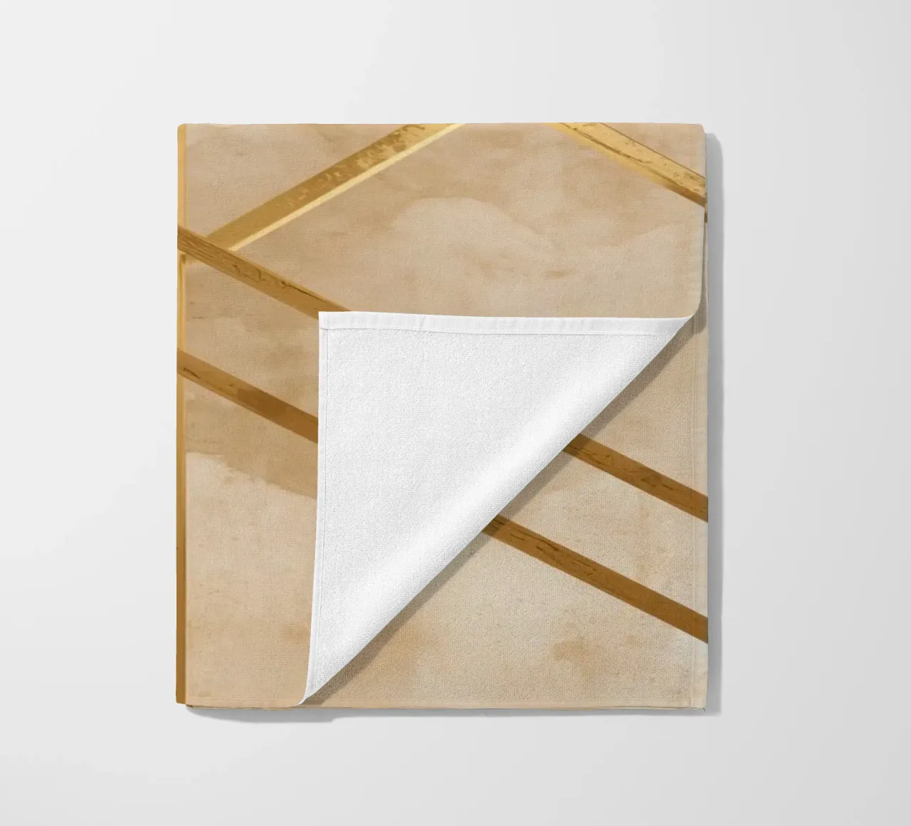 Gold Geometric Pattern on Textured Brown Background telo mare da DesignDoodle