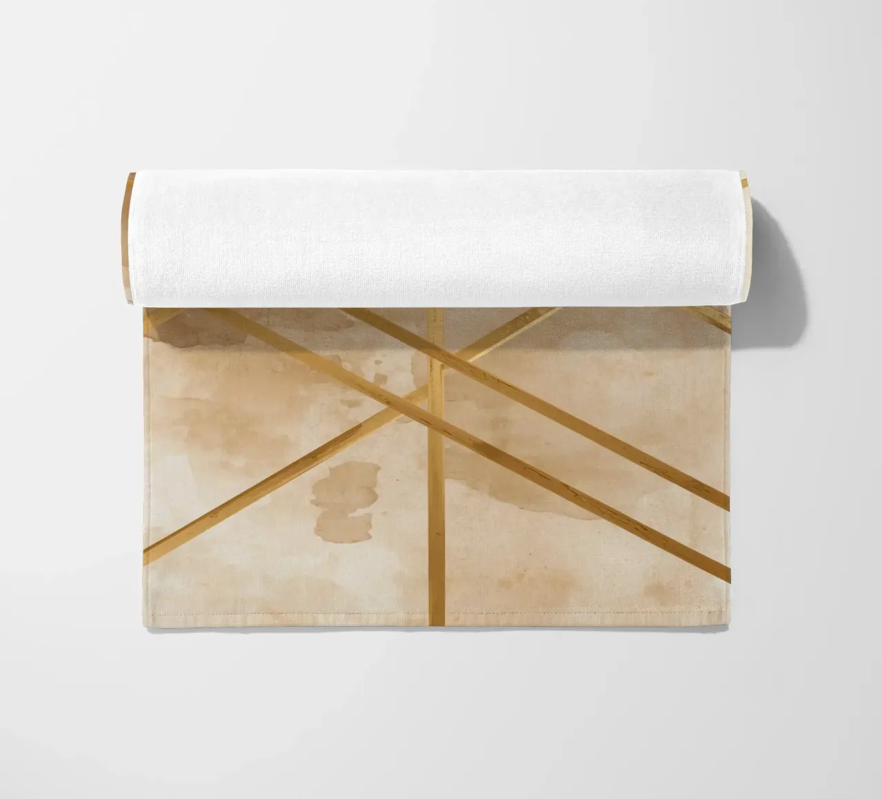 Gold Geometric Pattern on Textured Brown Background telo mare da DesignDoodle