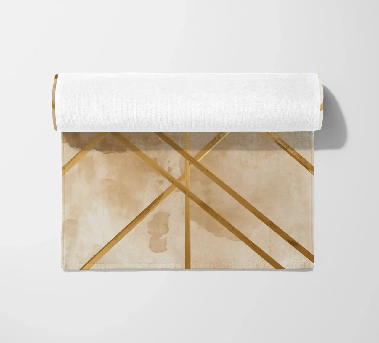 Gold Geometric Pattern on Textured Brown Background telo mare da DesignDoodle