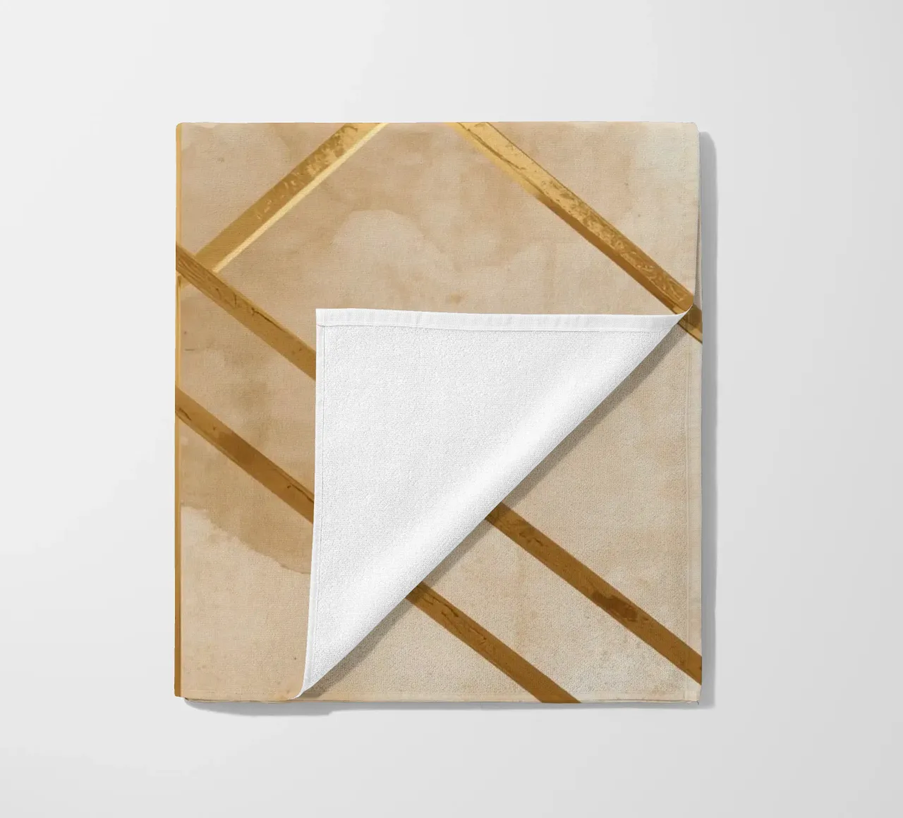 Gold Geometric Pattern on Textured Brown Background telo mare da DesignDoodle