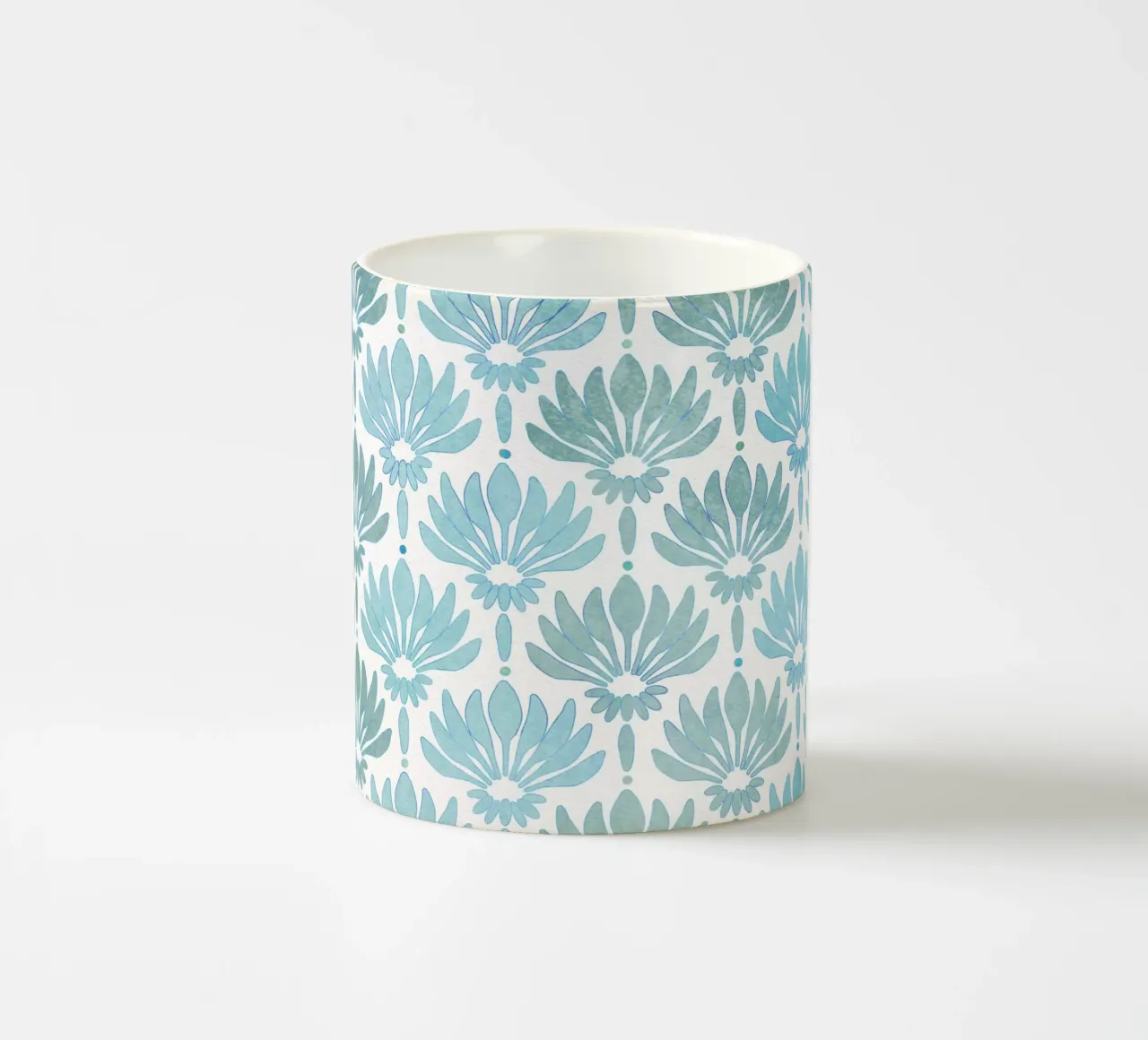 Motivo con gigli stilizzati in blu-turchese, moderno tazza in ceramica da CalliLetters