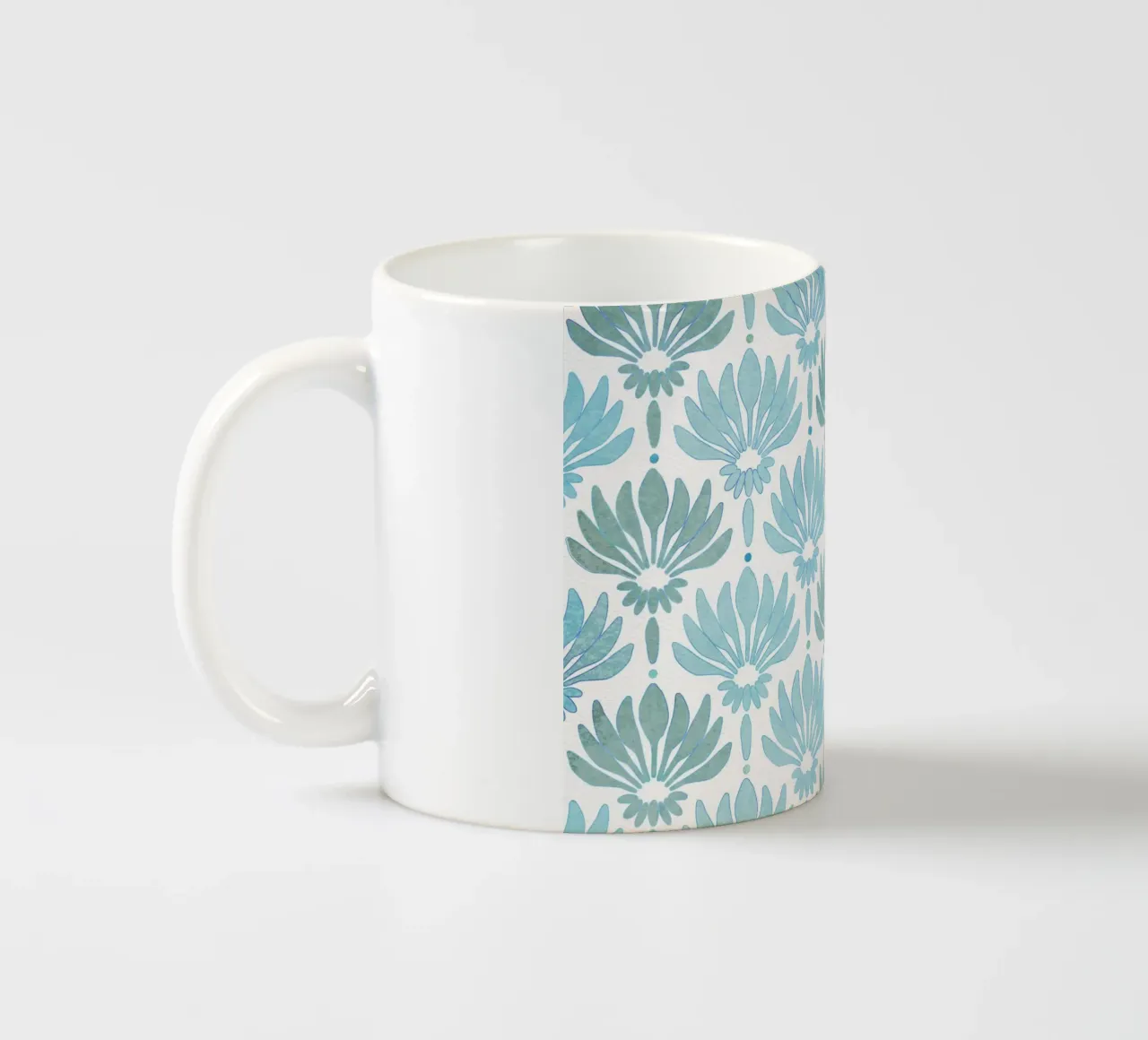 Motivo con gigli stilizzati in blu-turchese, moderno tazza in ceramica da CalliLetters