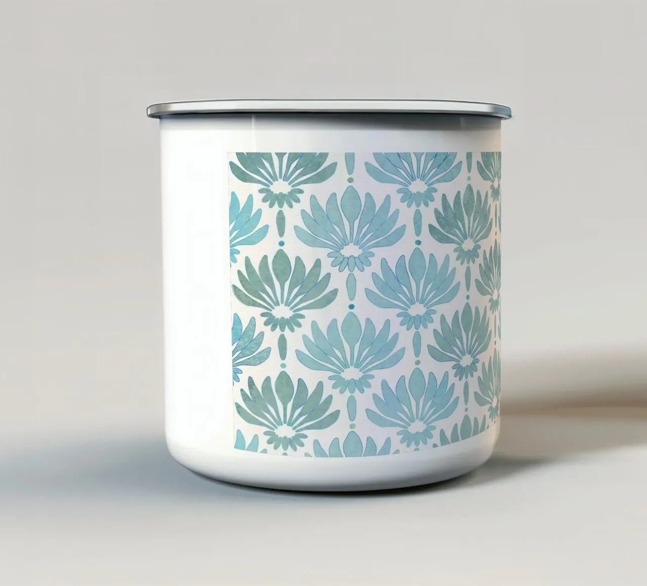 Motivo con gigli stilizzati in blu-turchese, moderno tazza in smalto da CalliLetters