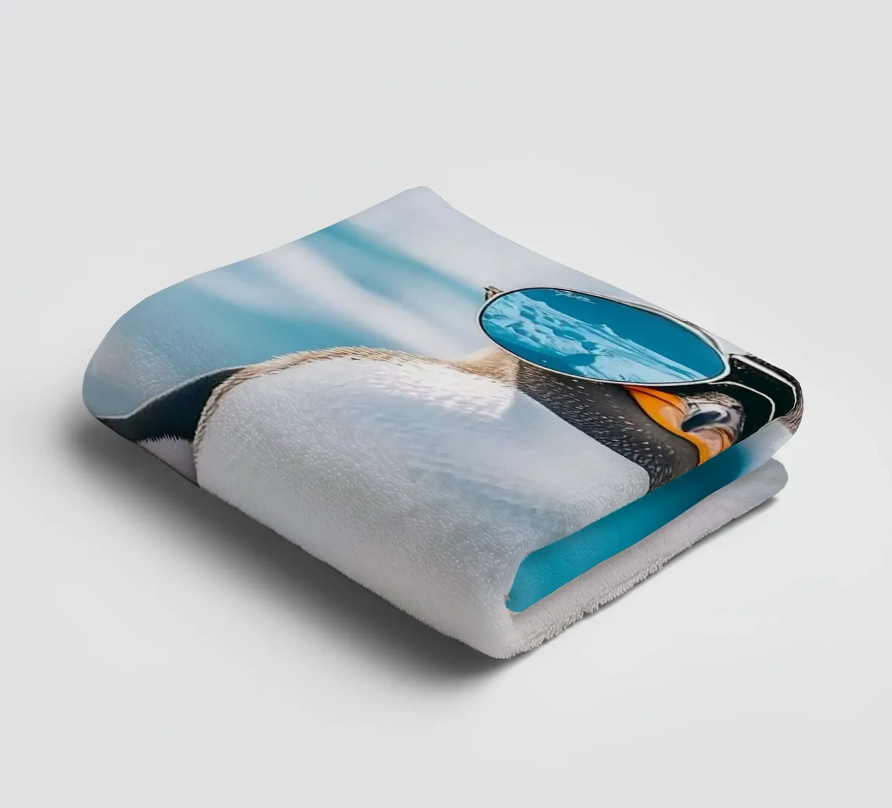 penguin with glasses asciugamano da bagno da marty