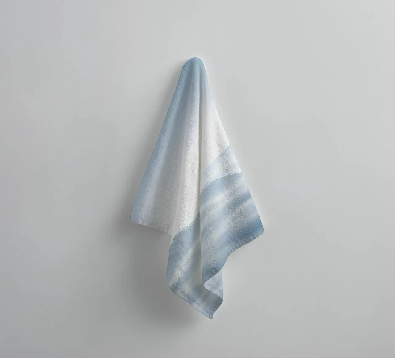 white mountain in cloud asciugamano da bagno da marty