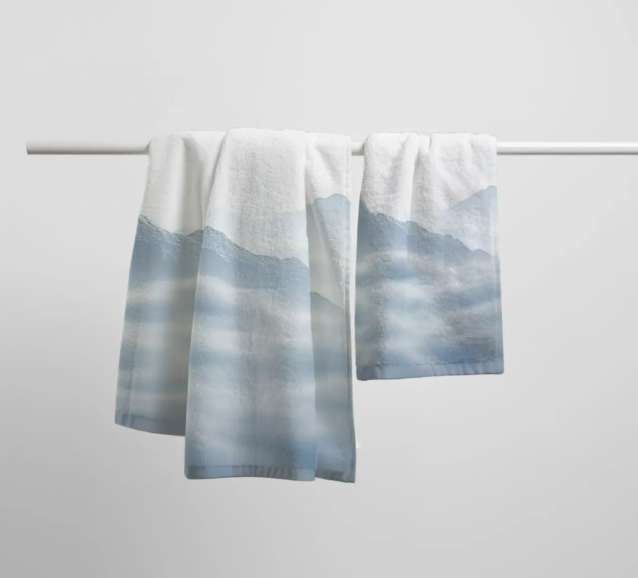 white mountain in cloud asciugamano da bagno da marty
