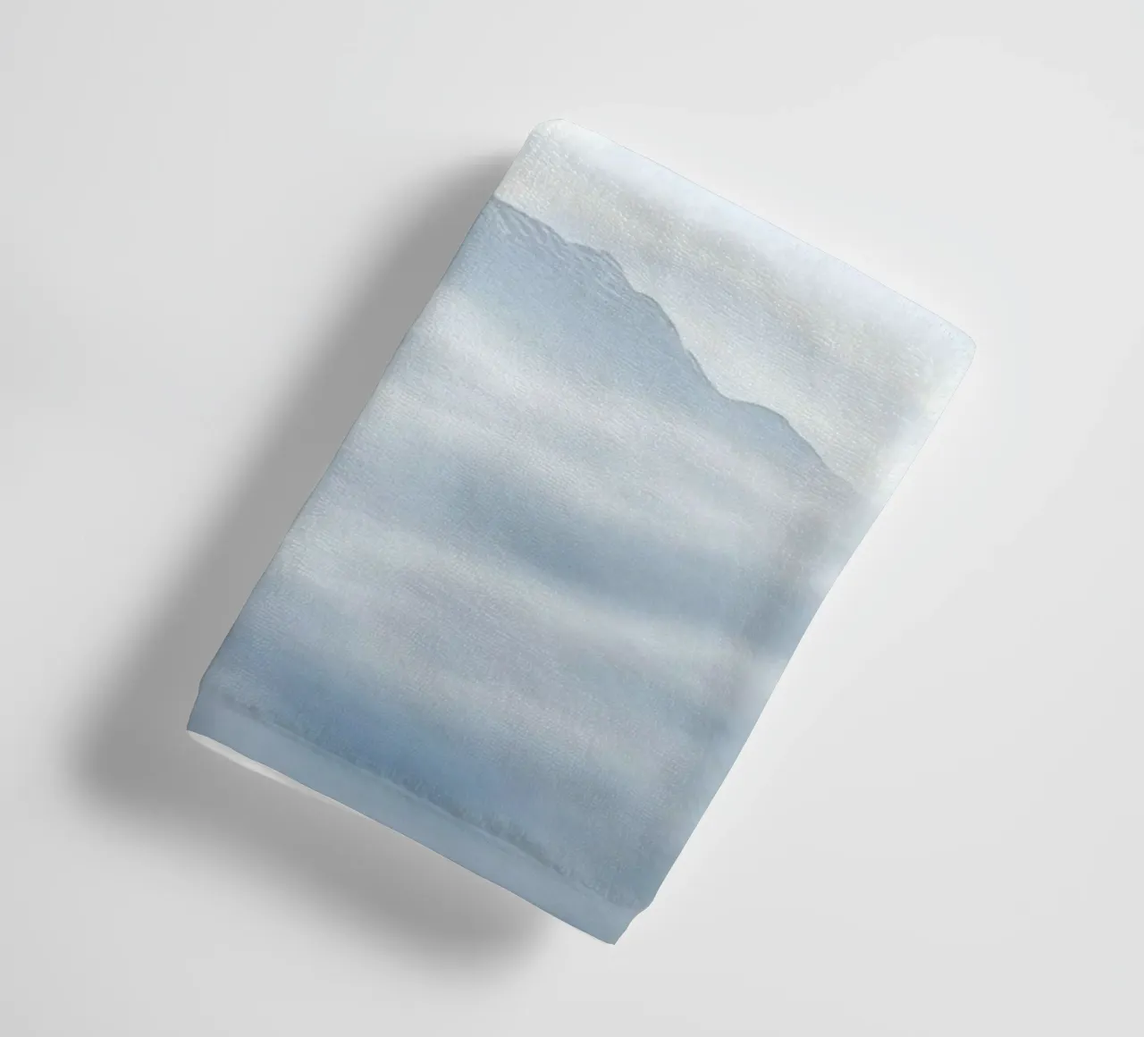 white mountain in cloud asciugamano da bagno da marty