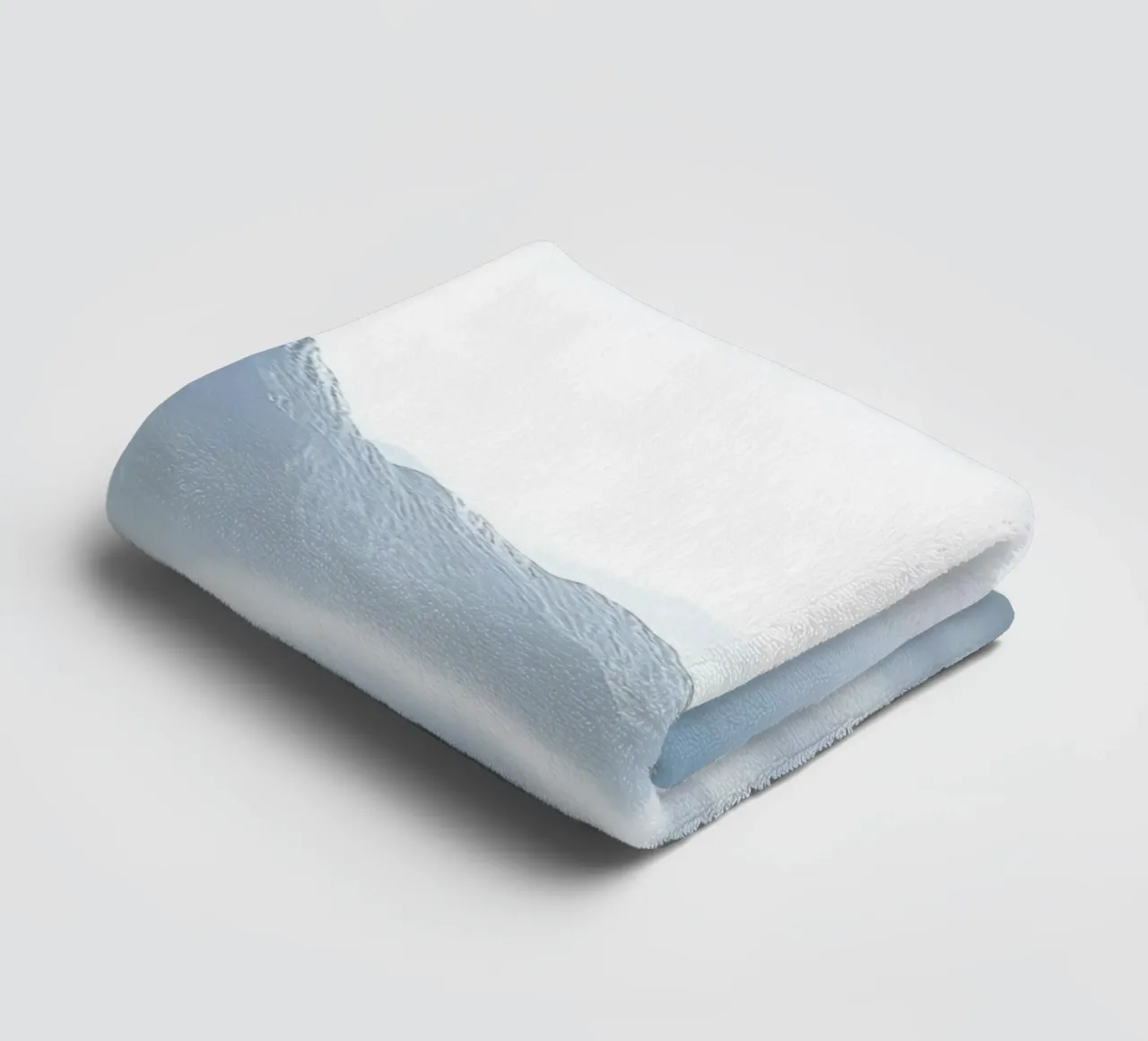 white mountain in cloud asciugamano da bagno da marty