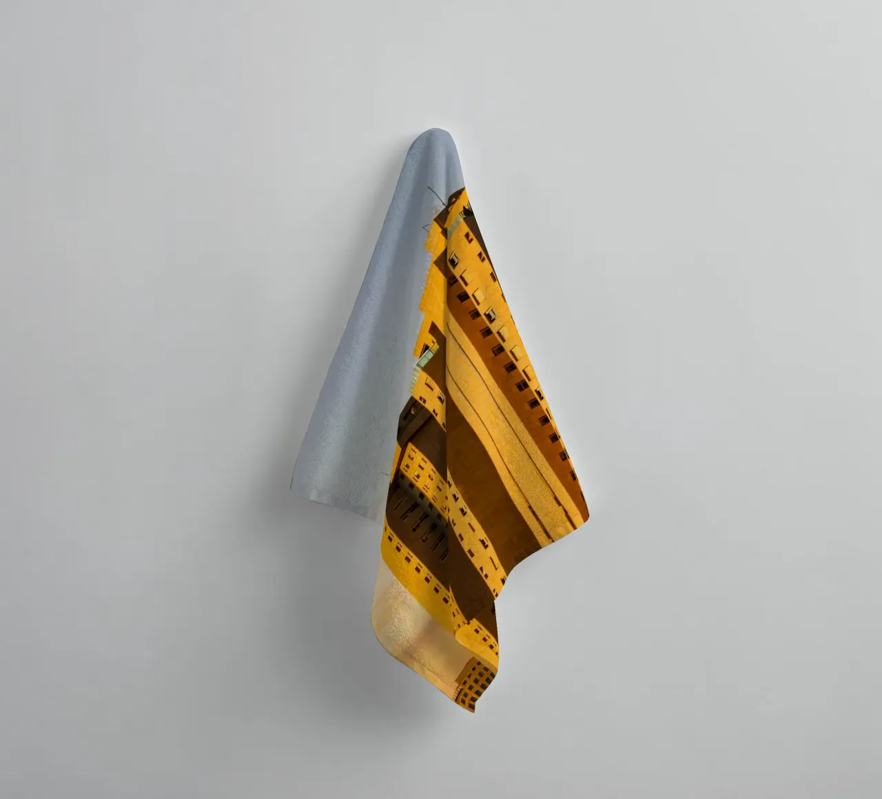 building in sunset asciugamano da bagno da marty