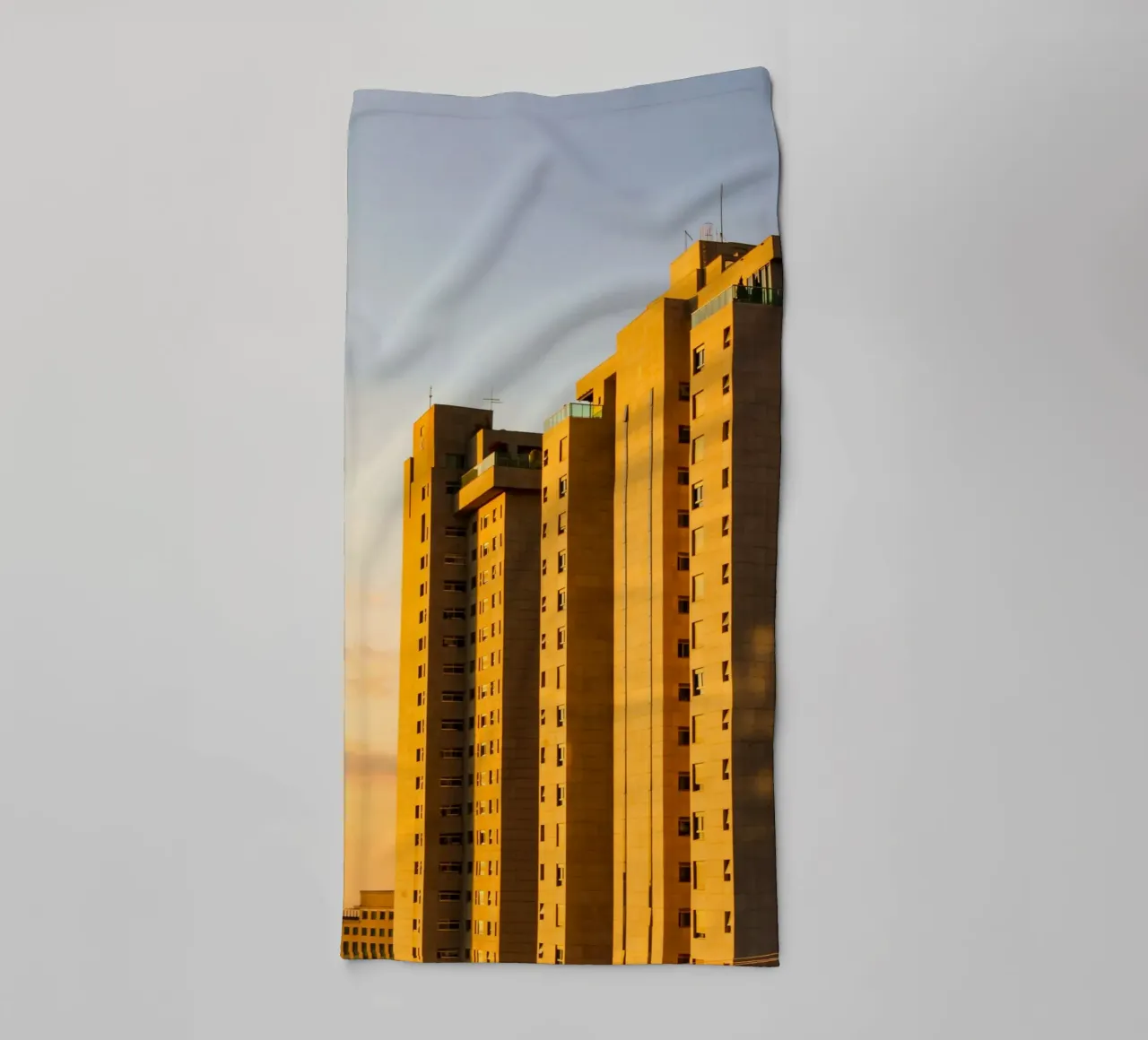 building in sunset asciugamano da bagno da marty