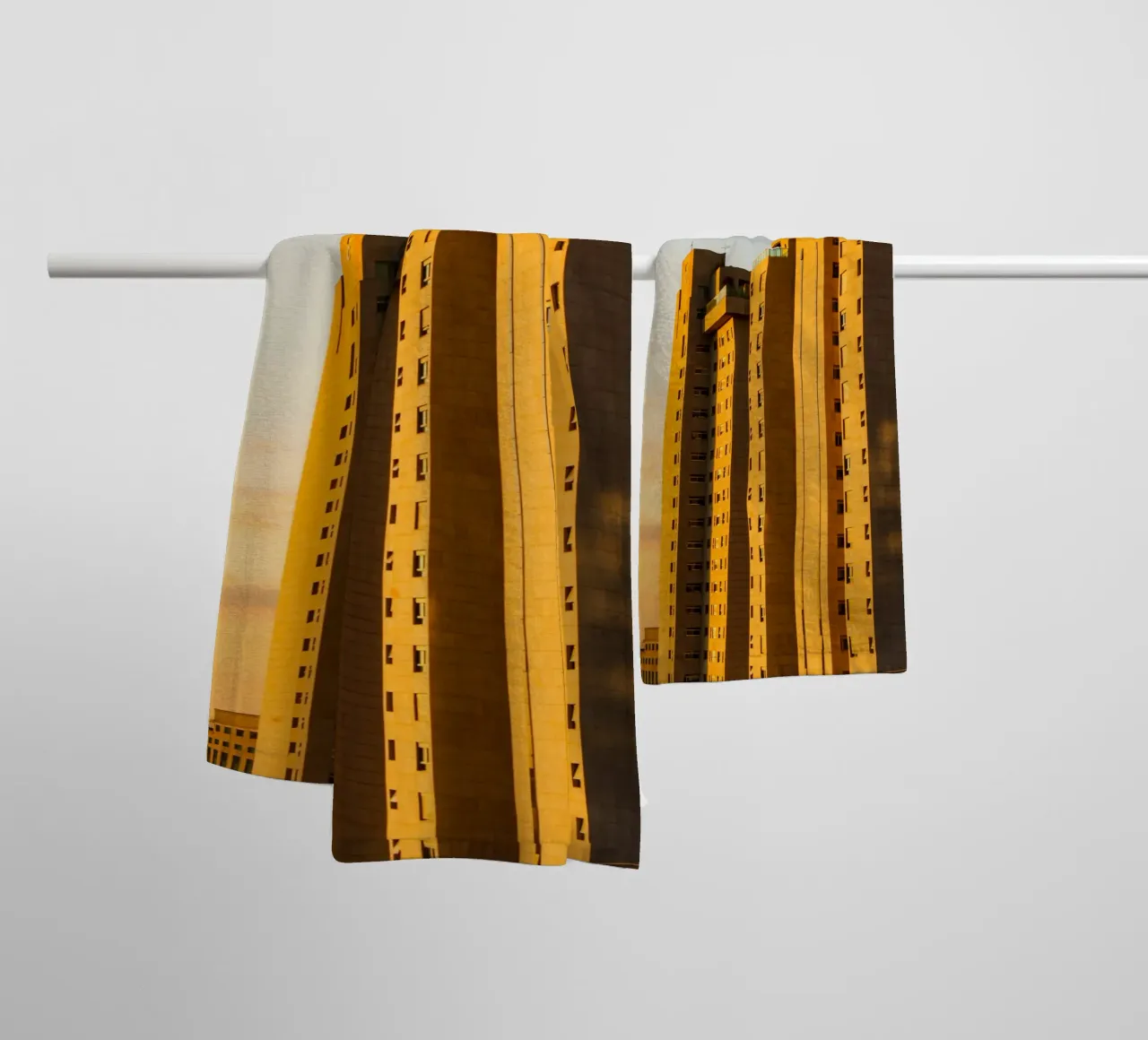 building in sunset asciugamano da bagno da marty