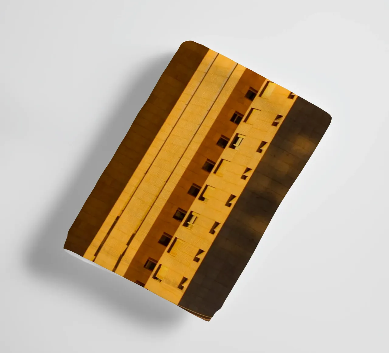 building in sunset asciugamano da bagno da marty