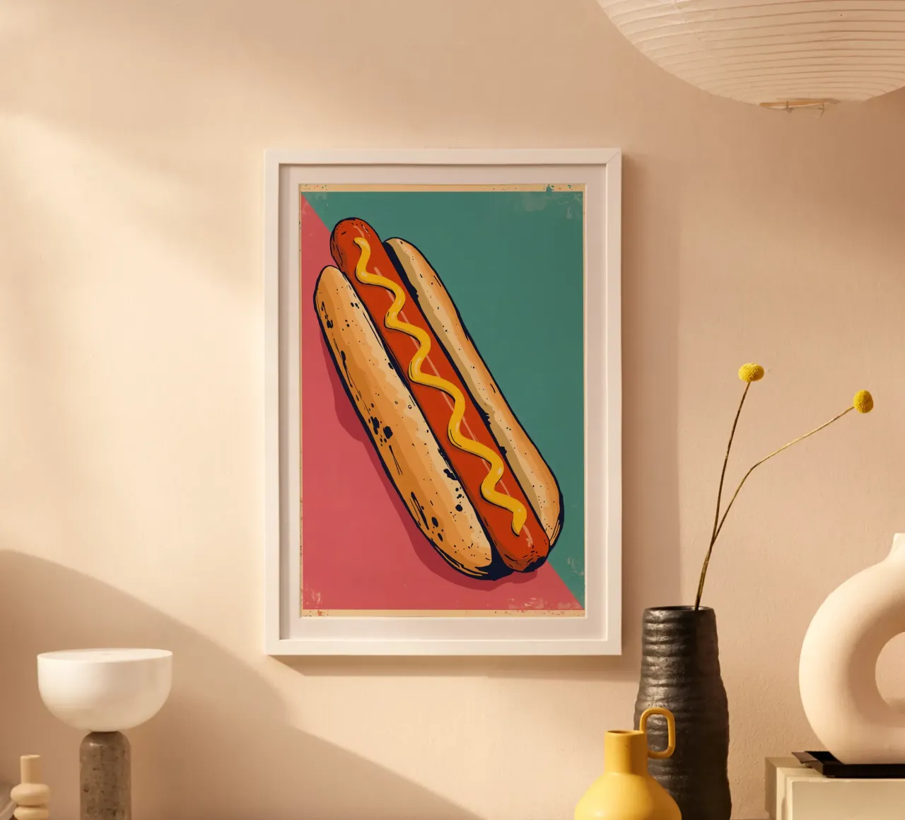 Perro caliente con mostaza sobre fondo de color hahnemühle de DesignDoodle