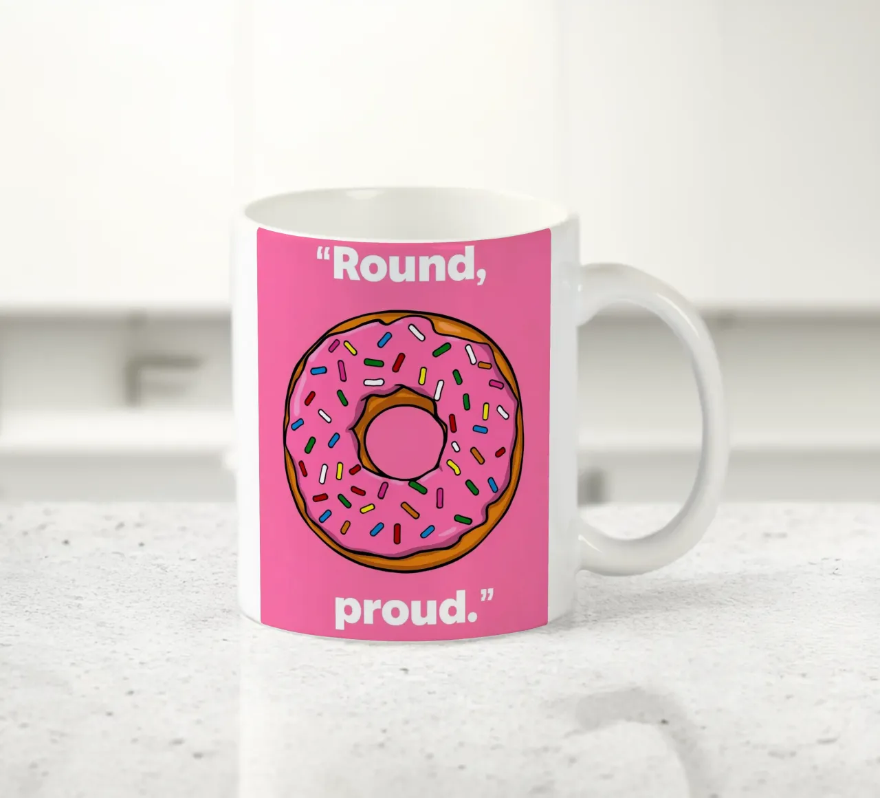 Ciambella con glassa rosa e zuccherini " Rotonda e orgogliosa " tazza in ceramica da DesignDoodle