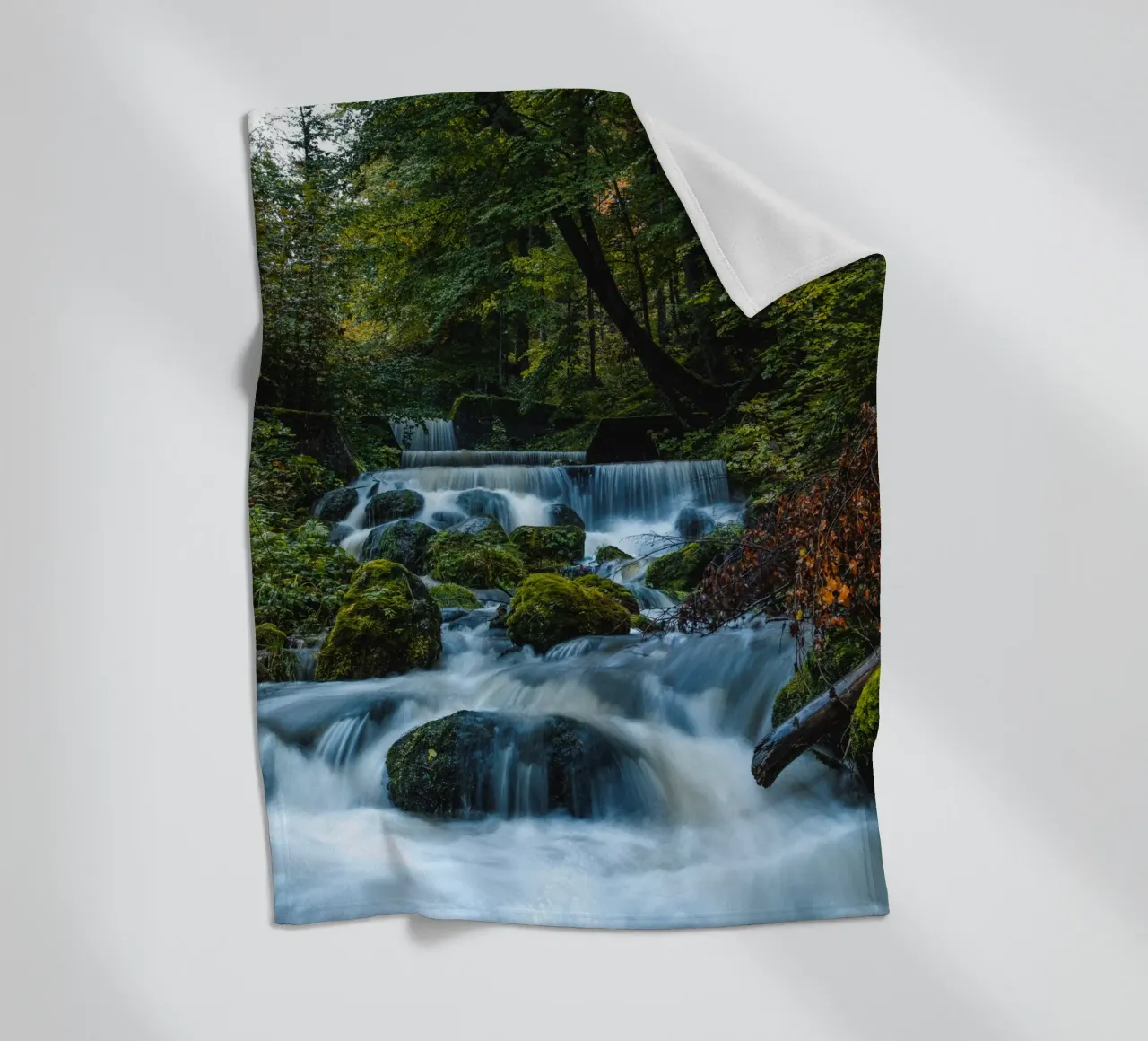 Cascate in Svizzera coperta in pile da Marcel Bisig