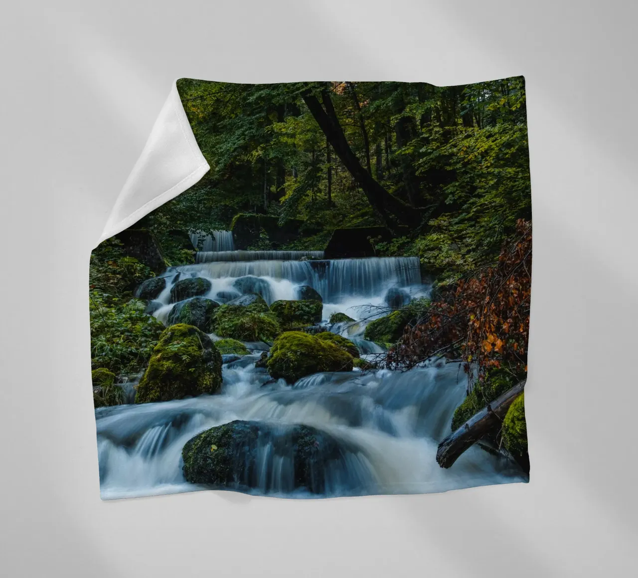Cascate in Svizzera coperta in pile da Marcel Bisig