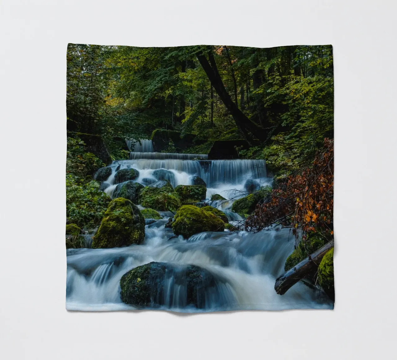 Cascate in Svizzera coperta in pile da Marcel Bisig