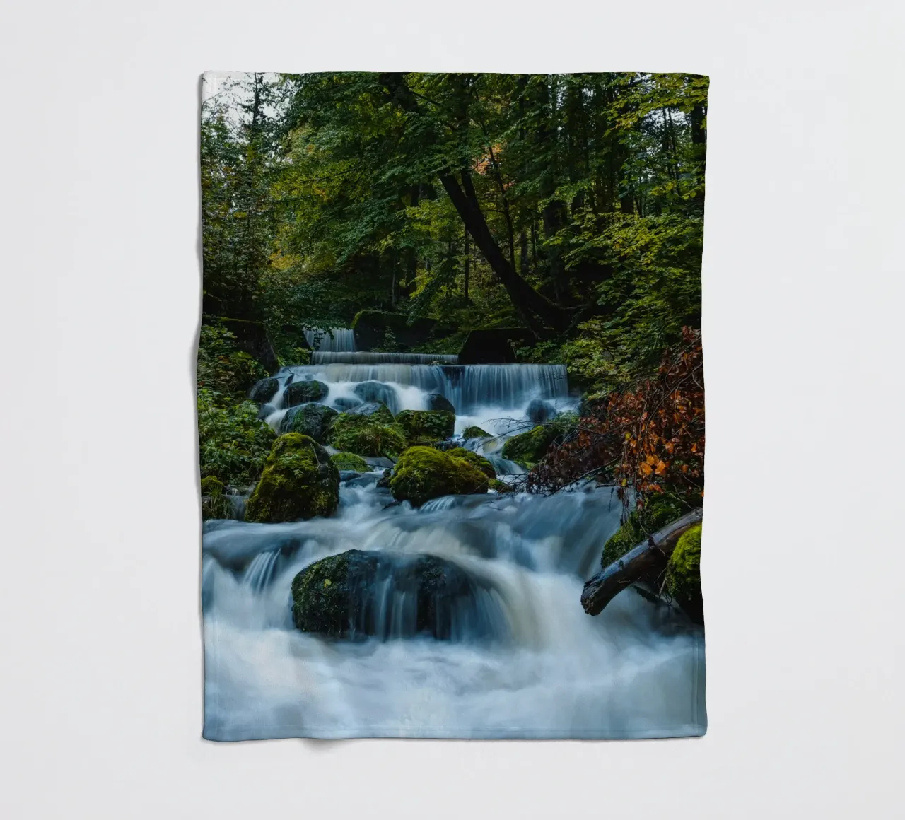 Cascate in Svizzera coperta in pile da Marcel Bisig