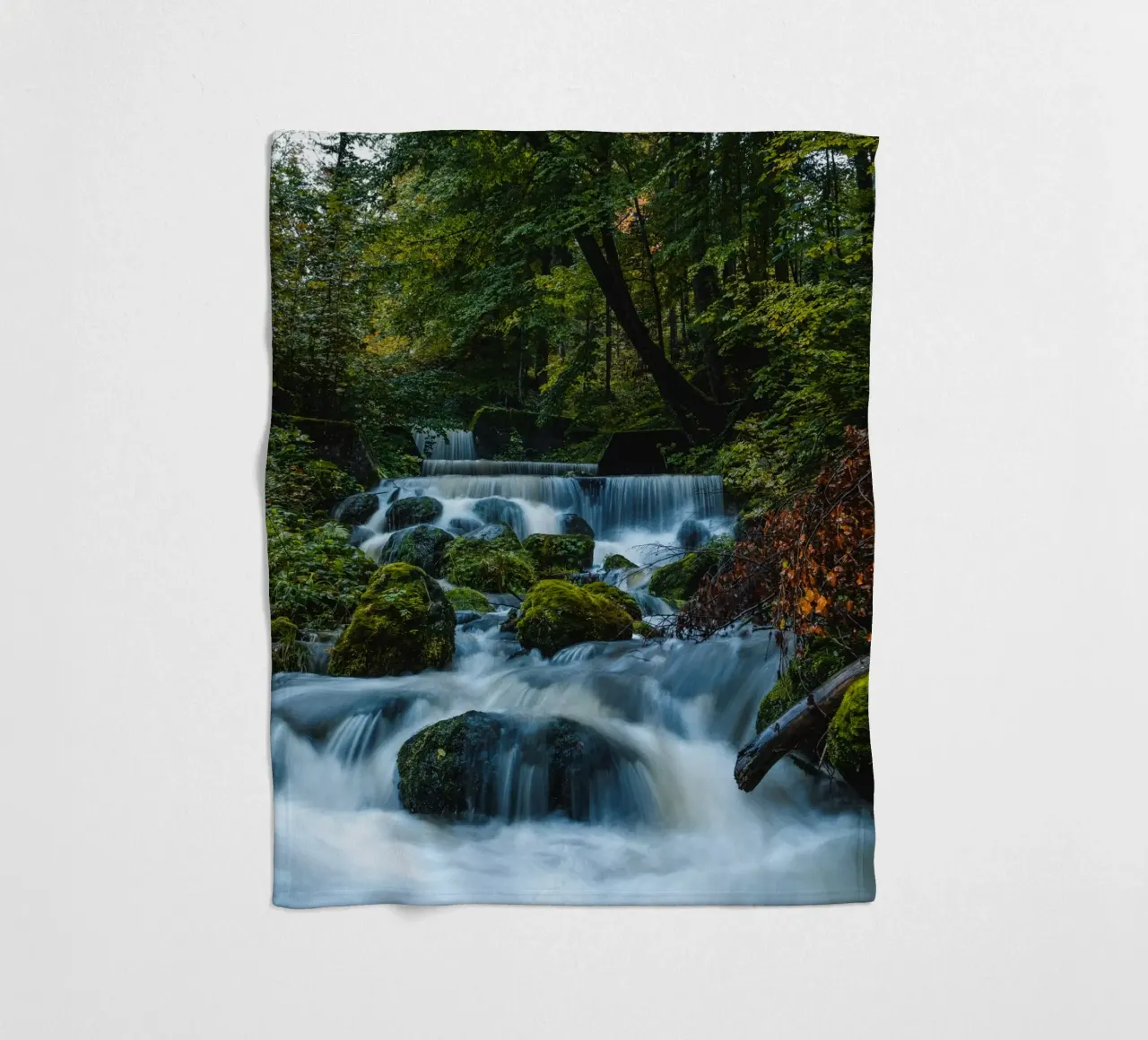 Cascate in Svizzera coperta in pile da Marcel Bisig