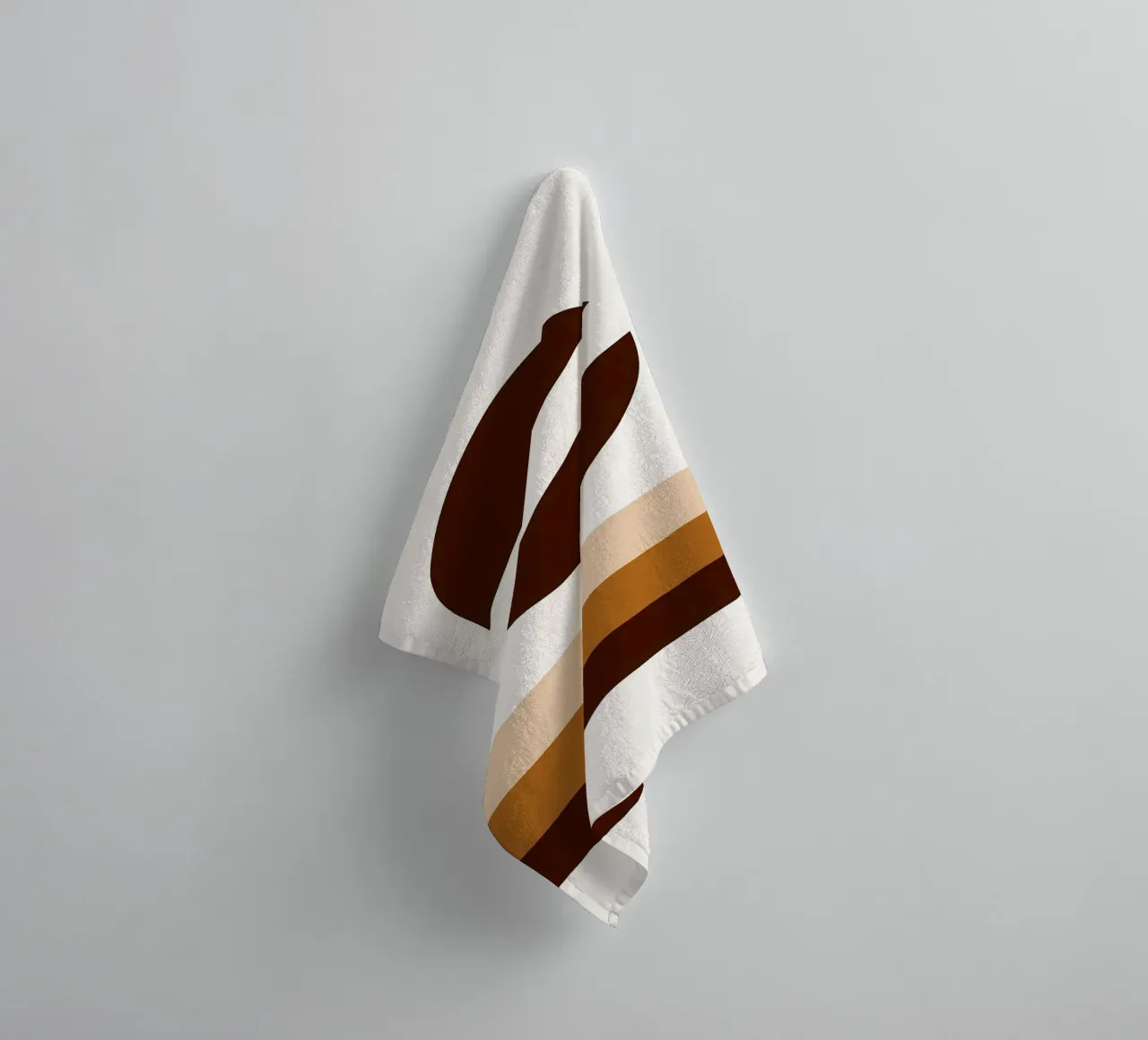 Arte minimalista marrone con forme geometriche asciugamano da bagno da PosterByFly
