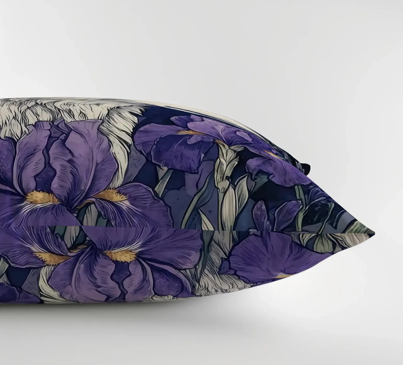 Lupo e Iris, fiori viola lupo luna piena cuscino da PosterByFly