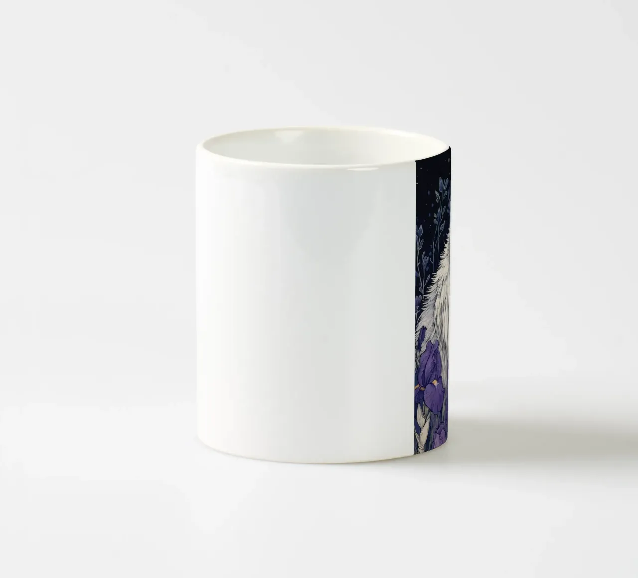Lupo e Iris, fiori viola lupo luna piena tazza in ceramica da PosterByFly