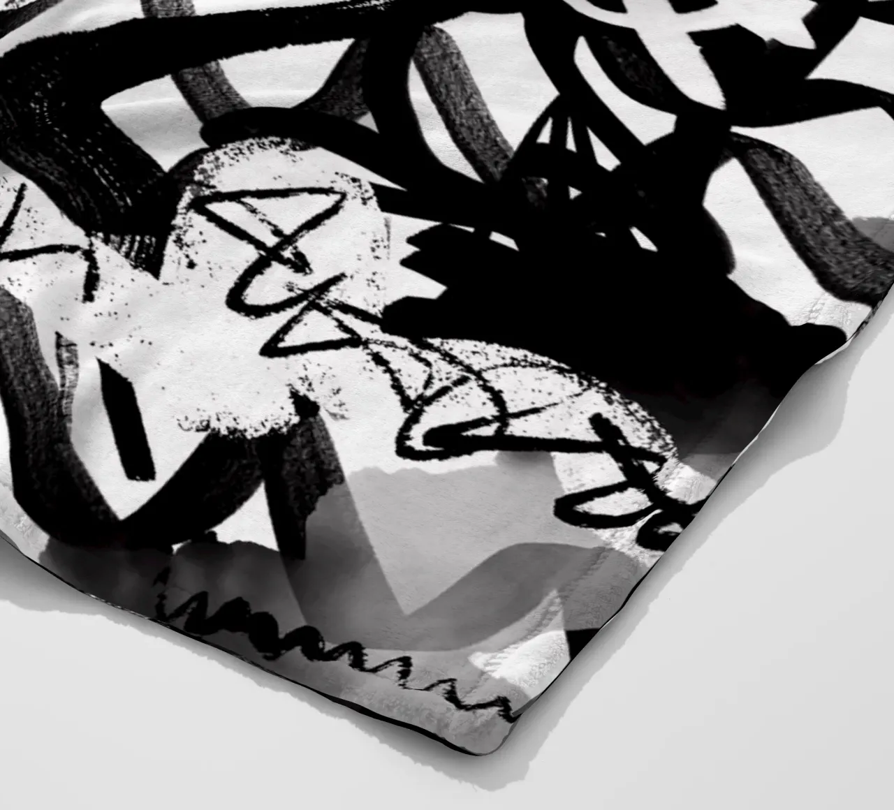 Graffiti in bianco e nero coperta in pile da Kim Hubball Studio