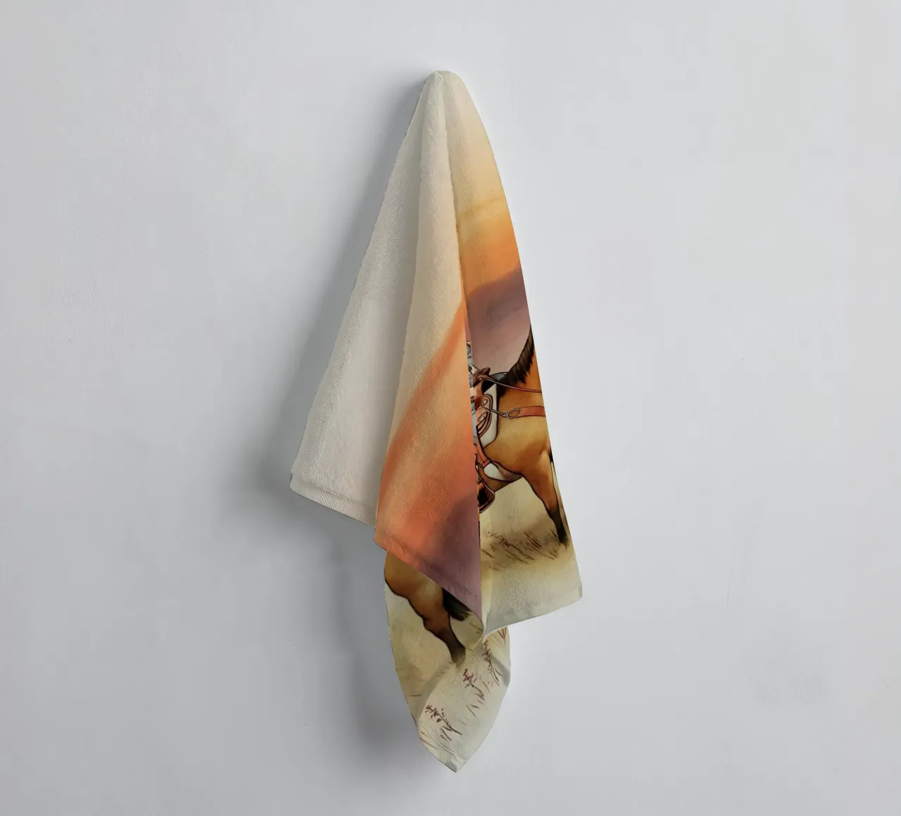 Cavaliere al crepuscolo sul prato selvaggio asciugamano da bagno da Plain Thoughts