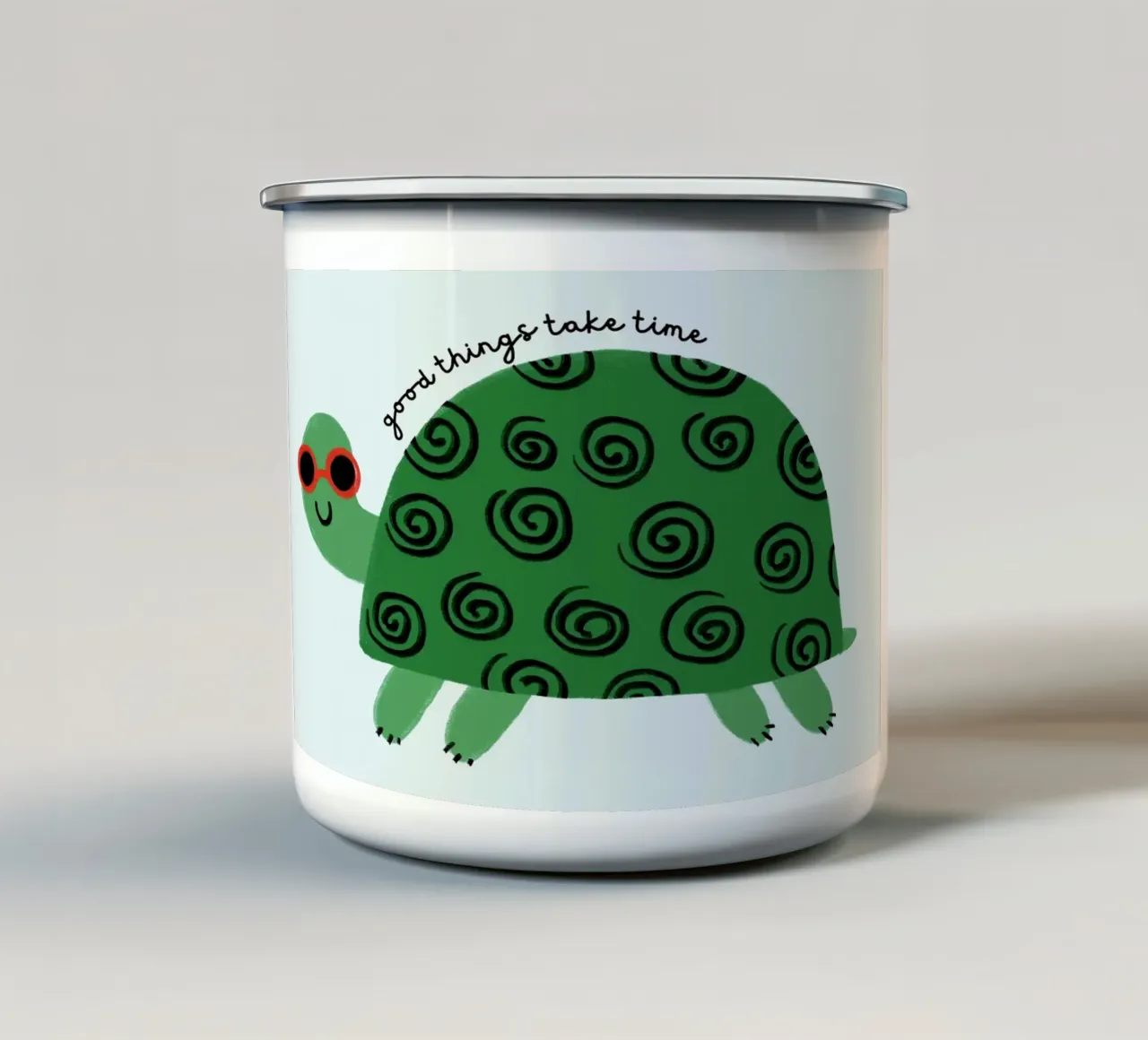 Tartaruga cartone animato con occhiali da sole illustrazione tazza in smalto da Tory
