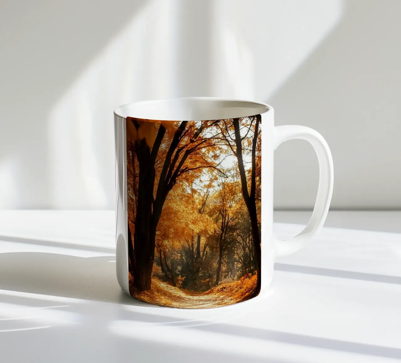 Boschi inondati di sole tazza in ceramica da Pixel Boy