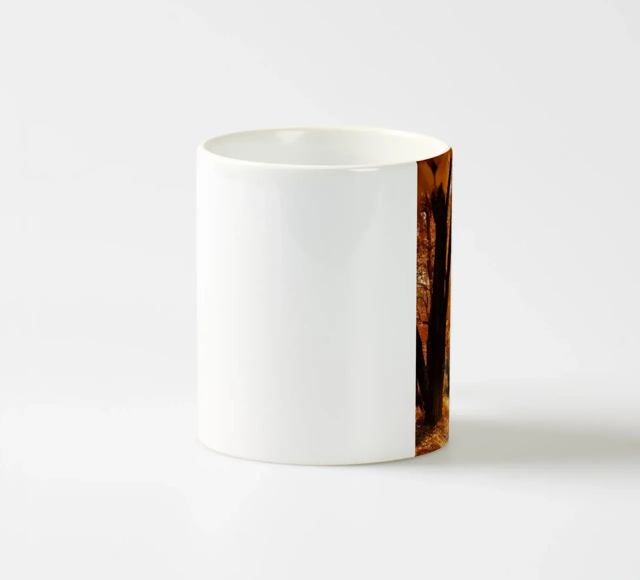 Boschi inondati di sole tazza in ceramica da Pixel Boy