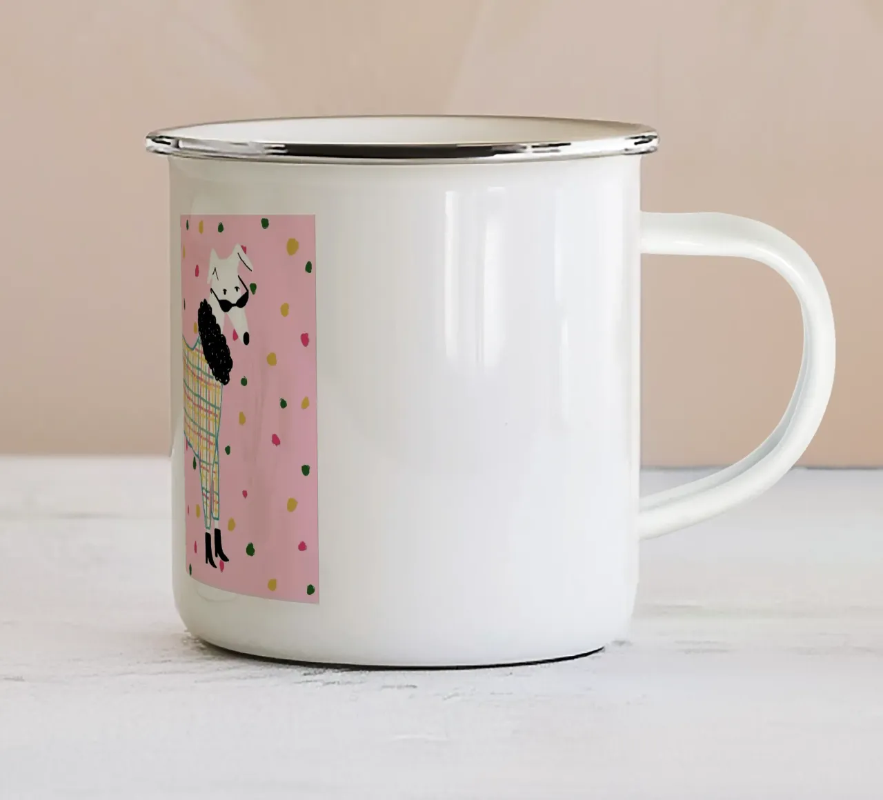 Illustrazione di cane alla moda con abito a quadri tazza in smalto da Tory