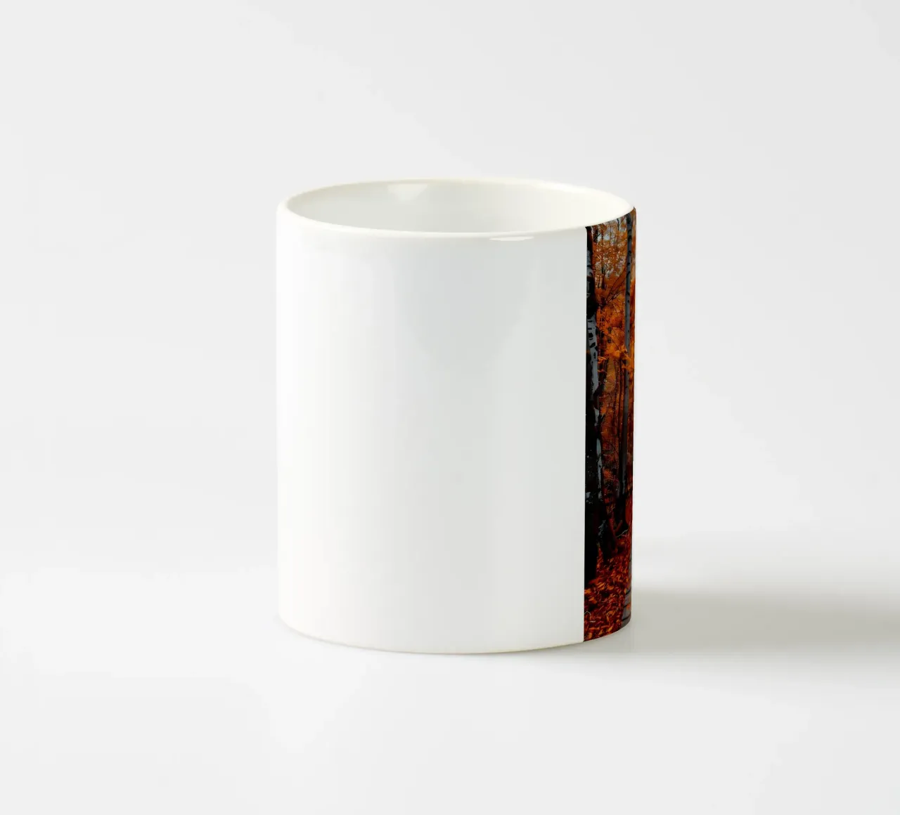 Passerella verso l'autunno tazza in ceramica da Pixel Boy