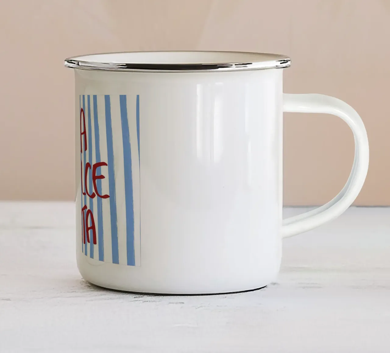 La Dolce Vita Red Text Art tazza in smalto da Tory