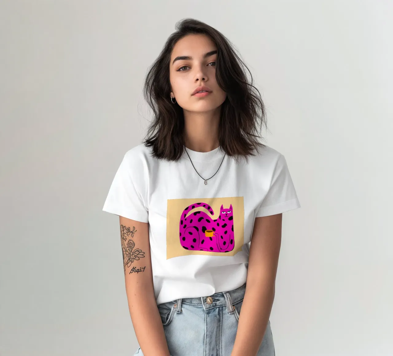Gatto maculato rosa con caffè t-shirt da Tory